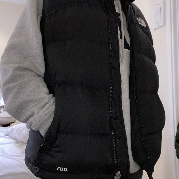SOLD The North Face Women’s Black Puffer Vest 700 - Picture 8 of 10